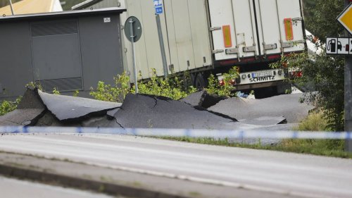 Riesiges Erdloch auf schwedischer Autobahn – drei Verletzte