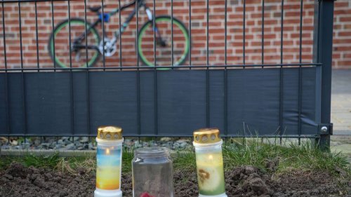 Nachbarn gedenken der Opfer der Gewalttat im Kreis Rotenburg