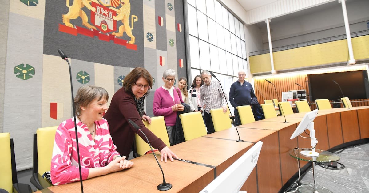 Im Herzen der Stadt-Politik: Gewinner der HAZ-Weihnachtsaktion besichtigen den Ratssaal