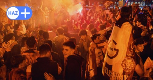 Galatasaray-Fans feiern Meistertitel in Hannover: Pyro-Party am Steintor