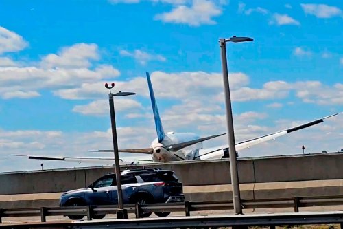 Copilot of United jet that struck a light pole realized flight was low, but not in time, report says