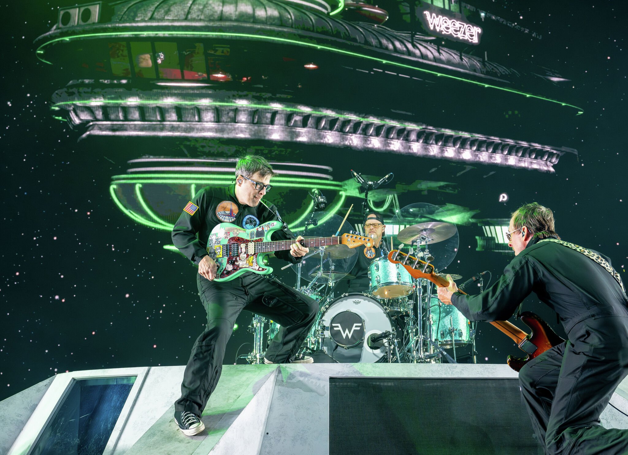 Weezer shouts out San Francisco dive bar at Chase Center show Flipboard