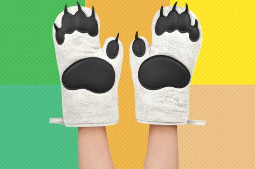 Make meal time more fun with a set of polar bear oven mitts