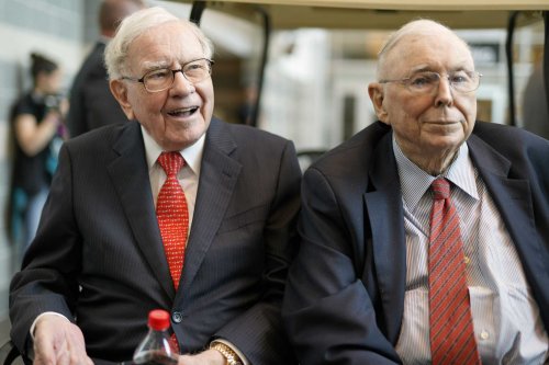 In his annual letter, Warren Buffett tells investors to ignore Wall Street pundits