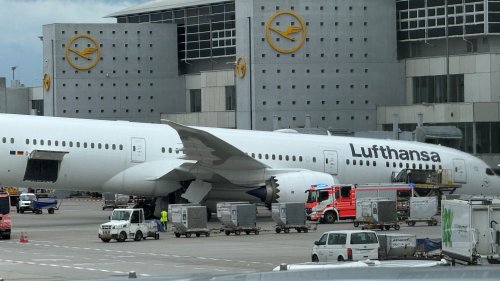 Lufthansa employees injured after Boeing 787&rsquo;s nose landing gear collapses at Frankfurt airport