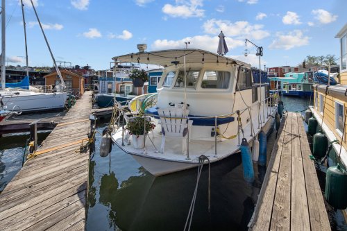 A tiny houseboat on Seattle's Lake Union comes with a tiny price tag