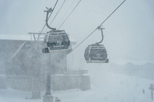 Avalanche shuts down major California ski area after 6 feet of snow in 36 hours