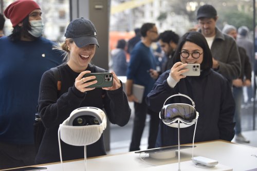 Apple employees outnumbered customers at Vision Pro launch in San Francisco's Union Square