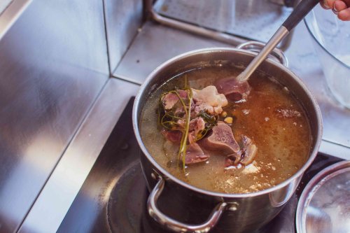 5 Health Benefits of Bone Broth–And How to Make It