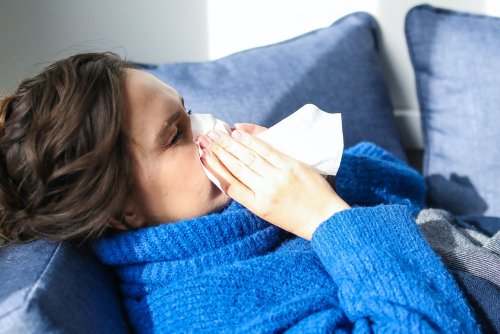 Omicron Symptoms Can Look Like Allergies—Here's How to Tell the Difference