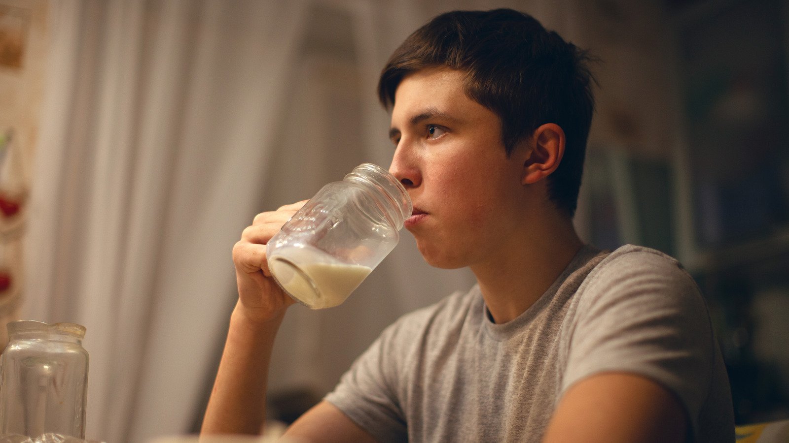 When You Drink Milk Before Bed, This Is What Happens - Health Digest