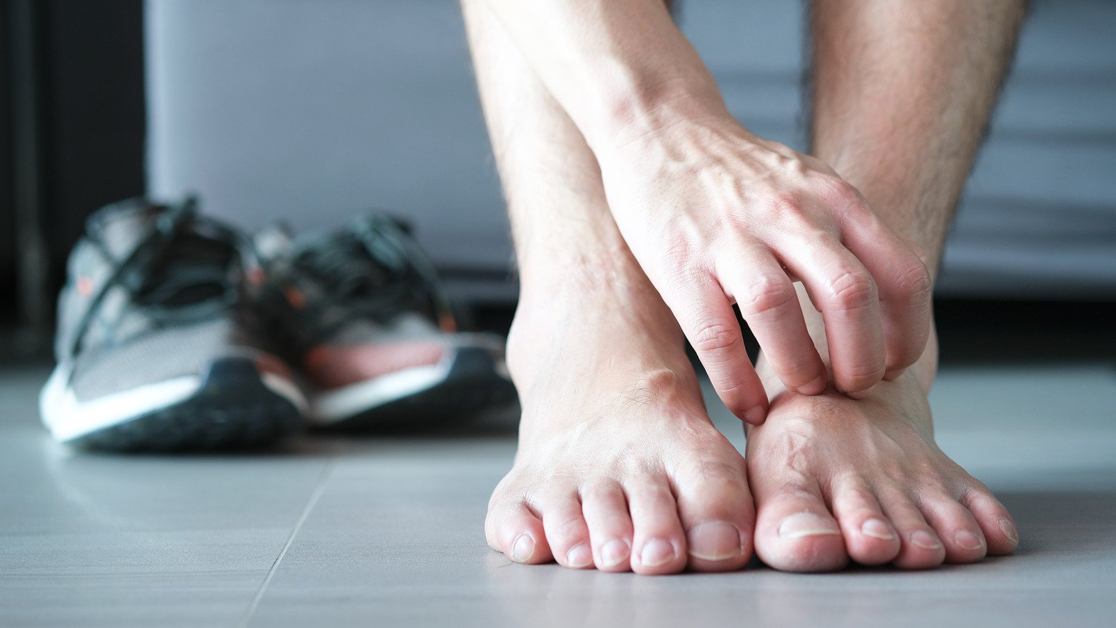What It Really Mean When Your Ankles Itch - Health Digest