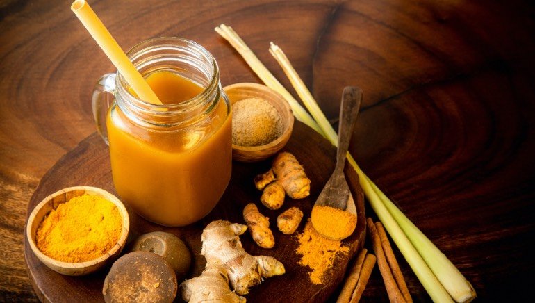 4 great reasons to have an amla-ginger-turmeric tonic on an empty stomach every day