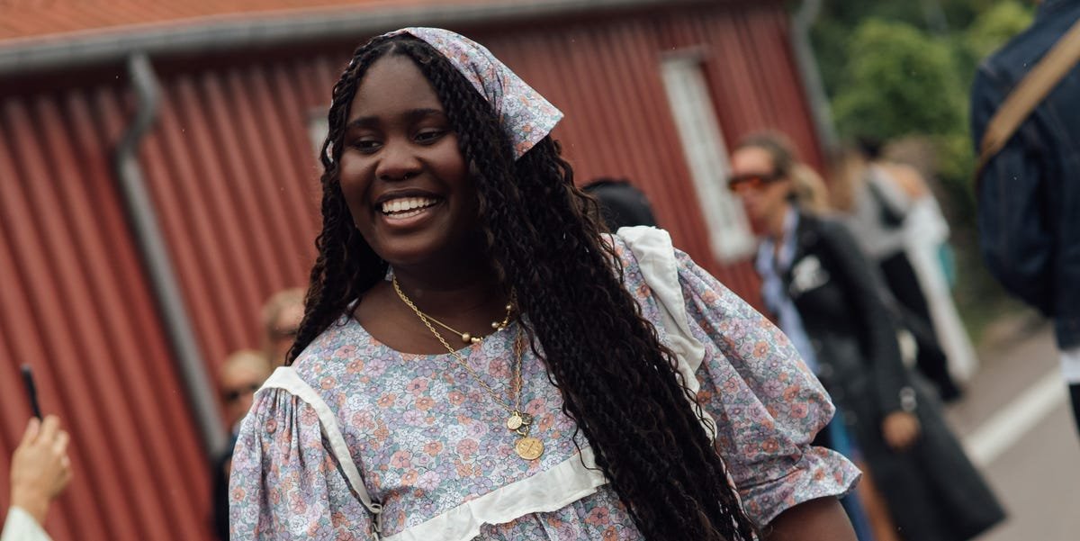 Bandanas Are The 90s Hair Accessory Making A Comeback – How To Style Them For Your Hair Type