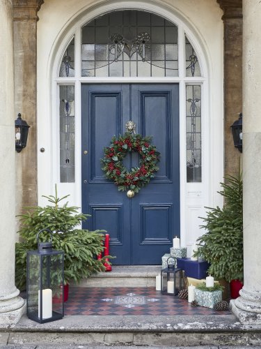 Christmas door decorations: how to decorate your front door for Christmas