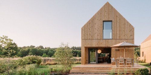 Tre mini case in stile nordico sospese nella dimensione eterea del Mar Baltico