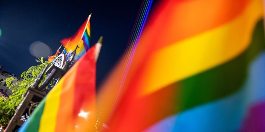 Sotto la bandiera del Pride, dalla storia al rainbow washing