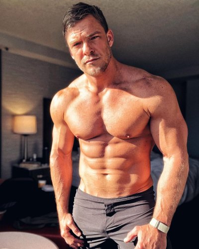 5 Bodyweight Exercises 'Reacher' Star Alan Ritchson Uses to Build Action-Hero Muscle