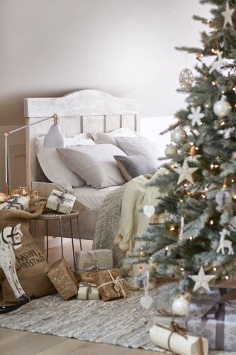 A Christmas tree in your bedroom can boost the quality of your sleep, expert reveals