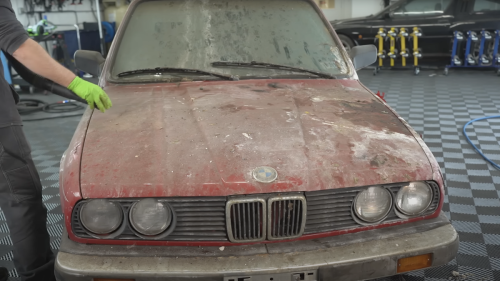 This E30 was in an abandoned building for 14 years: watch it get washed