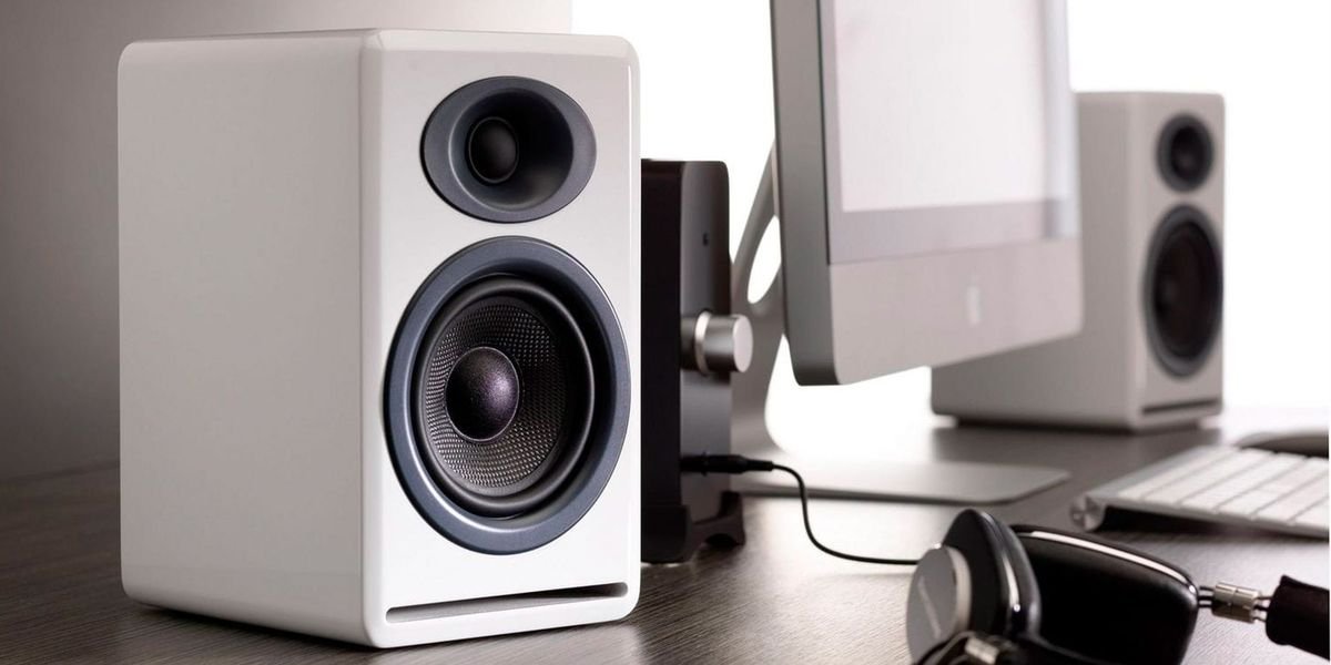 How to Use Bookshelf Speakers With Your Computer