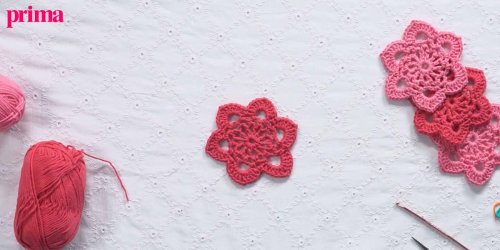 How to crochet a flower with our video tutorial