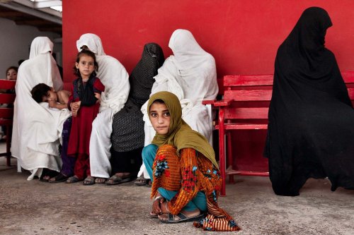 In Afghanistan, un anno dopo, con le donne che lavorano negli ospedali di Emergency