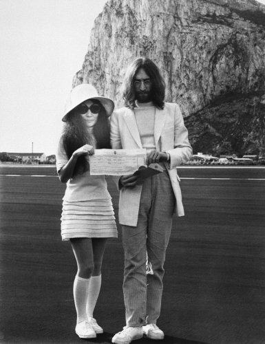 Yoko Ono al matrimonio con John Lennon, un abito da sposa del tutto insolito