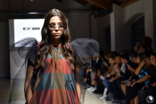 Mailand Fashion Week: Handwerkskunst und High Fashion kombiniert im glänzenden Design bei der Fashion Vibes