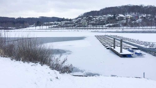 Schneespaziergang auf dem AiRlebnisweg am Sorpesee