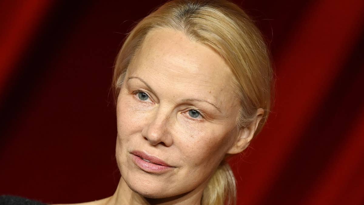 Pamela Anderson arrives in Venice with hair completely covered and zero makeup