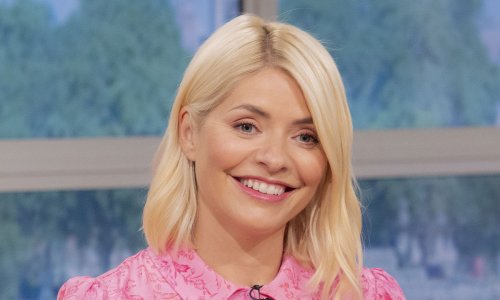 Holly Willoughby mesmerises in the perfect denim skirt