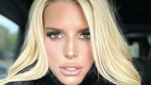 Jessica Simpson highlights her tiny waistline and washboard abs in jaw-dropping outfit as fans weigh in