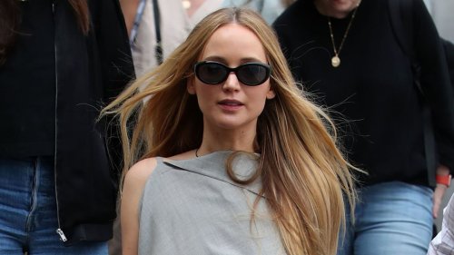 Jennifer Lawrence shows off the coolest new way to wear ballet flats ...