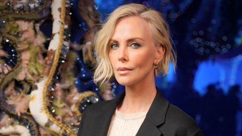 Charlize Theron Stuns As She Channels Elizabeth Hurley In Show-stopping ...