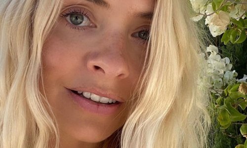 Holly Willoughby has a Marilyn Monroe moment in head-turning swimsuit