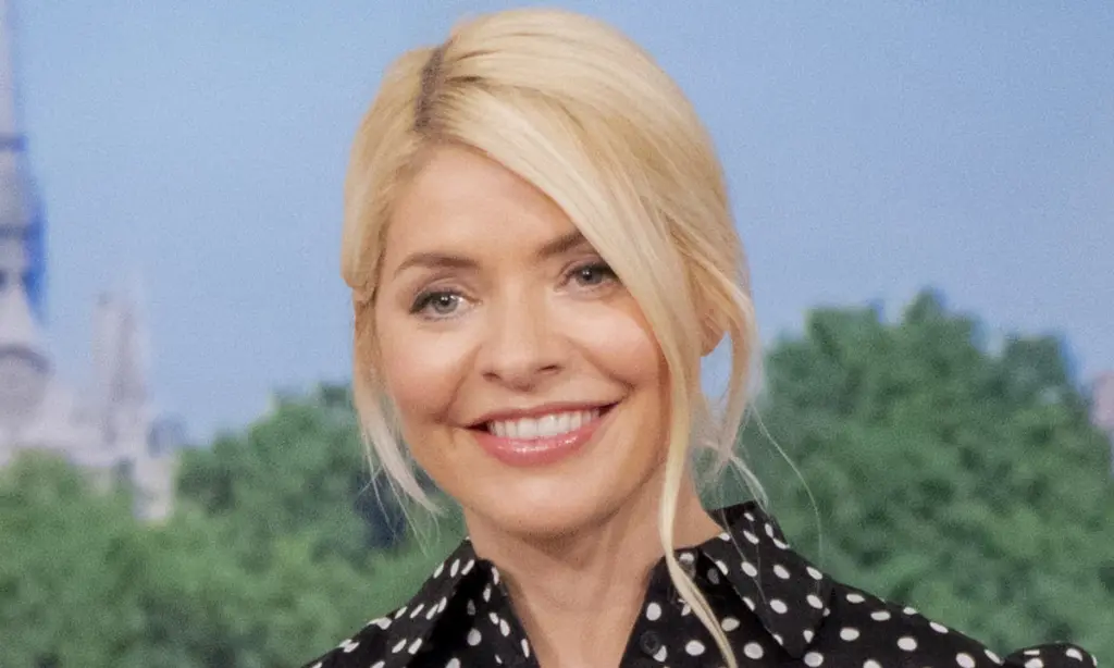1024px x 614px - Holly Willoughby is a summer vision in Â£35 M&S dress - and it's so  flattering | Flipboard