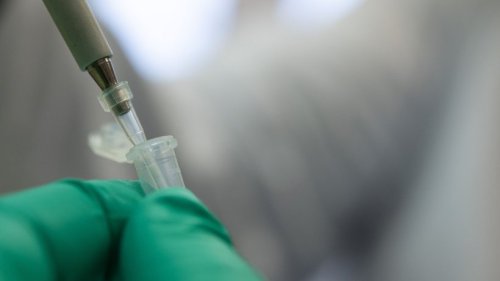 Großbritannien lässt ersten Doppelimpfstoff gegen Corona zu