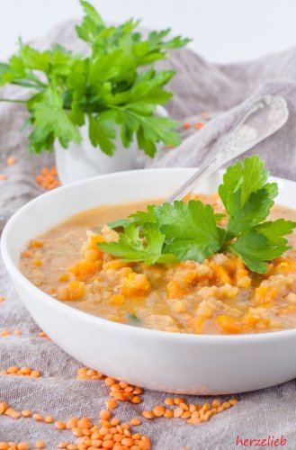 Schnelle rote Linsensuppe mit Gemüse – Rezept für Eilige!