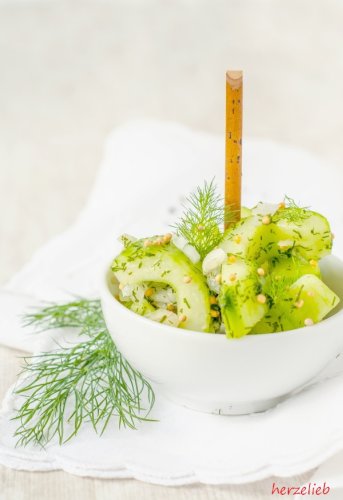 Schüttelgurken Rezept - schneller Gurkensalat ganz einfach und schnell! - herzelieb