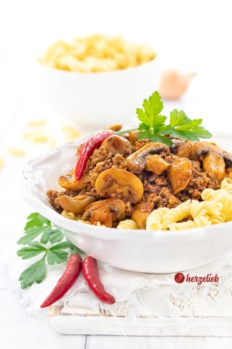 Schnell und einfach: Hackfleisch Jäger Art Rezept mit Nudeln