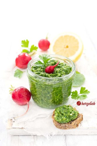 Radieschenblätter Pesto Rezept - toll auf Brot und zu Nudeln