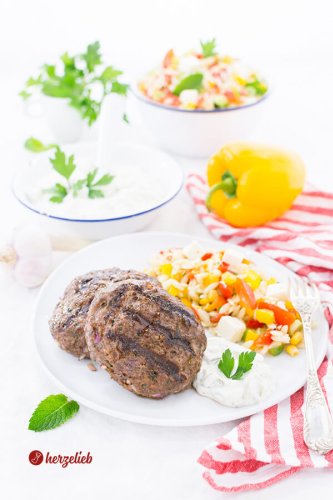 ᵂᴱᴿᴮᵁᴺᴳ Bifteki vom Grill mit Kritharáki Salat – Rezept für einen griechischen Abend