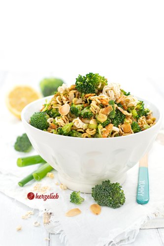 Brokkolisalat Rezept – crunchy mit asiatischen Nudeln, Mandeln und Sesam