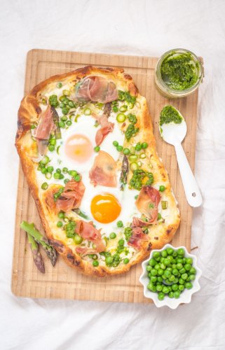 Spargel Pizza mit Erbsen, Schinken und Ei – schnelles Snack Rezept!