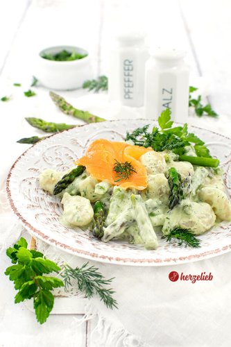 Schnelle Spargelpfanne - mit Kräutern, Gnocchi und Lachs