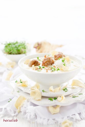 Cremige Pastinaken-Senf-Suppe mit herzhaften Fleischbällchen