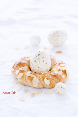 Kleine Osterkränze als Eierbecher - mit Marzipan im Teig