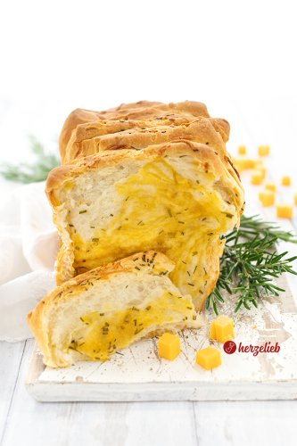 Würziges Käse-Zupfbrot – Rezept mit Butter und Kräutern