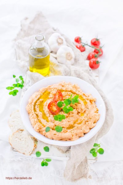 Feta-Tomaten-Dip – perfekt zu Brot, Gemüse und zum Grillen!